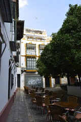 Mesas em praça na Espanha