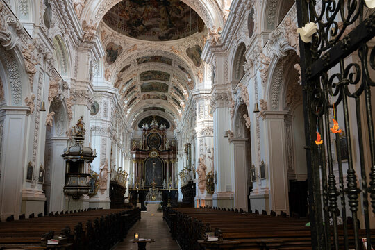 Blick in die imposante Stiftsbasilika in Waldsassen, welche ab  1682 erbaut wurde. Sie geh&ouml;rt zu den herausragenden Sehensw&uuml;rdigkeiten in der Oberpfalz