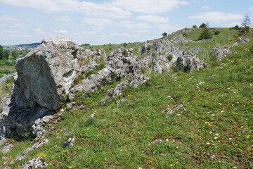 Felsen in der Berglandschaft im Eselsburger Tal bei Herbrechtingen in der Schwäbischen Alb