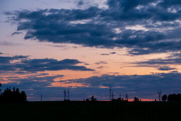 Naklejka premium The sky is dark and cloudy with a beautiful sunset in the background