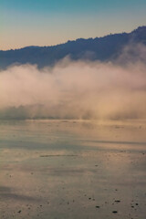 Amanecer con neblina en el lago de Pátzcuaro, Michoacán, México.