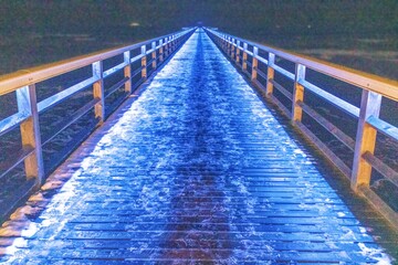 ahlbeck, deutschland - vereister holzsteg auf der seebr&uuml;cke in der nacht