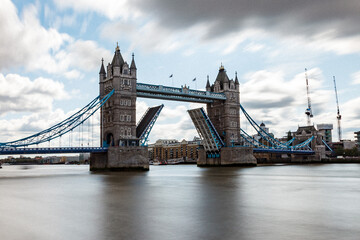 Obraz premium Tower of London with Thames River view – historic landmark in England long exposure