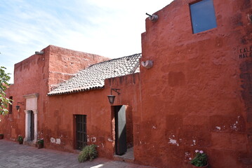 Ruelle rouge d'Arequipa au Pérou