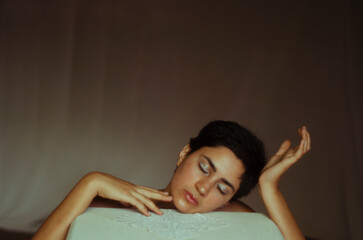 mujer cabello corto en calma