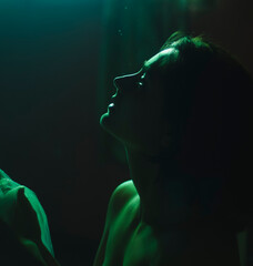 silueta de mujer en  contraluz 