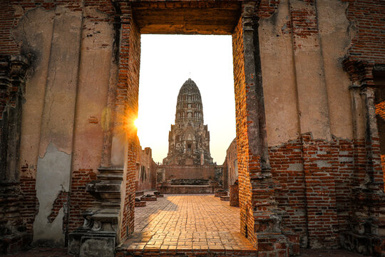 Wat Ratchaburana,beautiful temple Ayutthaya,renowned for treasures. Highlight the prang,which houses large deep crypt,comprising three large rooms.houses relics and filled with numerous Buddha images.