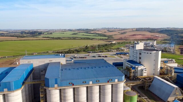 Vista a&eacute;rea Ind&uacute;stria ao fundo cidade de Ponta Grossa Paran&aacute; &aacute;rea industrial Maltaria Silo empresa
