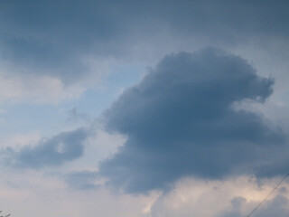 Obraz premium Cloudscape with a Large, Dramatic Cloud Formation in a Cloudy Sky