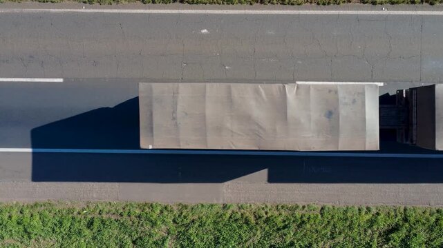 Vista a&eacute;rea a pino de Estrada com caminh&otilde;es, carretas, carros e ve&iacute;culos passando na rodovia