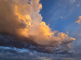 Obraz premium Sunset glow on late afternoon cloud