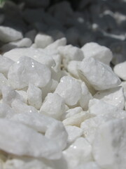 Zbliżenie na białe pokruszone kamienie