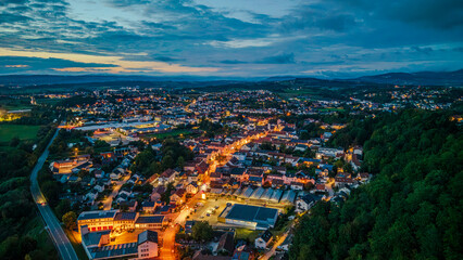 Abendstimmung über einer kleinen Stadt in Deutschland mit Blick auf beleuchtete Straßen und...