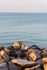 paesaggio marino alla luce dell'alba