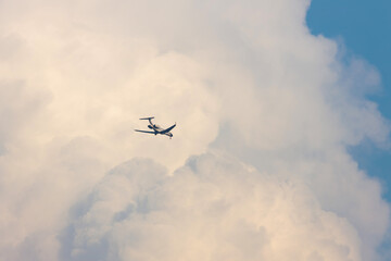 雲背景の着陸態勢の飛行機