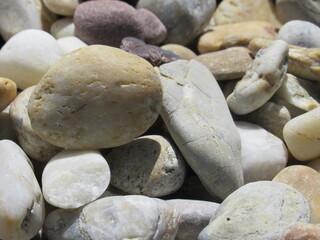 Zbliżenie na okrągłe kamyki © Kumulugma