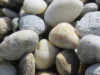 Zbliżenie na okrągłe kamyki © Kumulugma