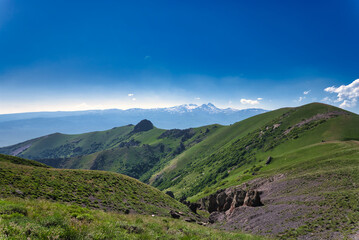 Naklejka premium Beautiful view of a mountain range in Armenia, perfect for travel, tourism, adventure, and nature themes.