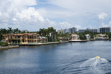 Fort Lauderdale &egrave; una citt&agrave; costiera situata in Florida, a nord di Miami, lungo l'Oceano Atlantico