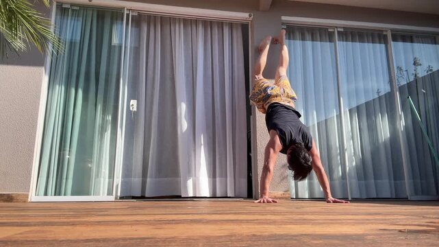 homem faz treino de costas em parede de casa 