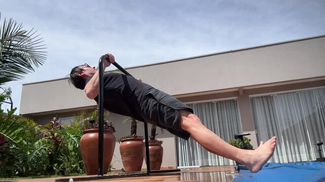 homem faz treino em barra em casa 