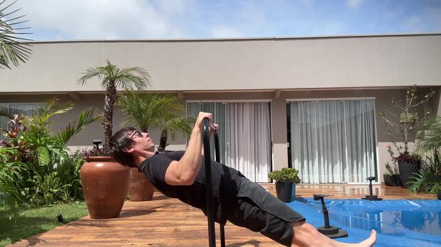 homem faz treino em barra em casa 