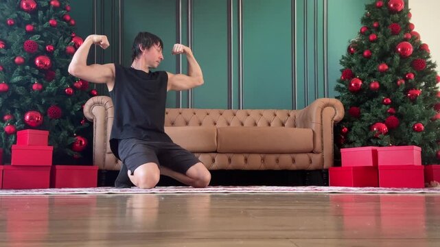 homem forte fitness em sala decorada para o natal 