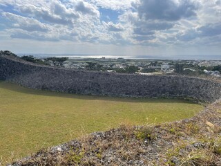 雲が流れる空と城跡の長く続く風景
