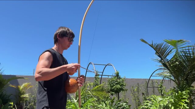 homem toca birimbau cultura capoeira no brasil 