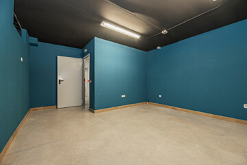 Undivided ground floor room with direct access to the garden through a sliding aluminum door.