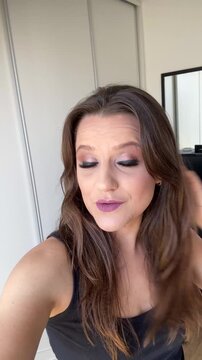 Mulher beldade influenciadora falando com camera para publico 