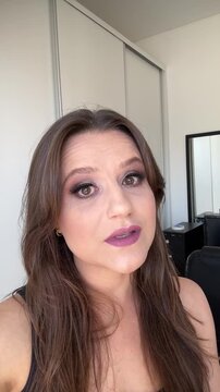 Mulher beldade influenciadora falando com camera para publico 