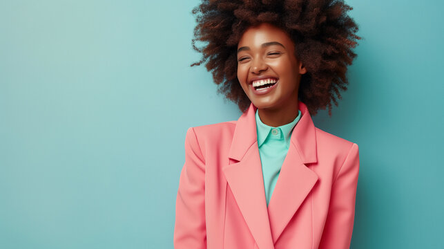Mulher de terno rosa sorrindo