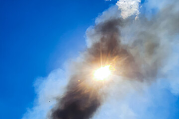 The sun shining through the smoke from forest fires is causing great tragedy for the environment and local residents, causing huge losses in millions of US dollars.