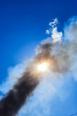 The sun shining through the smoke from forest fires is causing great tragedy for the environment and local residents, causing huge losses in millions of US dollars.