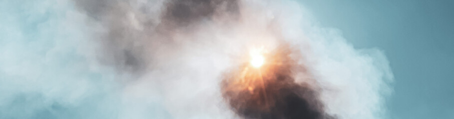 The sun shining through the smoke from forest fires is causing great tragedy for the environment and local residents, causing huge losses in millions of US dollars.