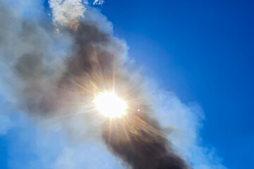 The sun shining through the smoke from forest fires is causing great tragedy for the environment and local residents, causing huge losses in millions of US dollars.