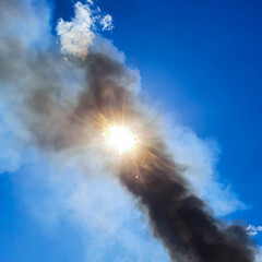 The sun shining through the smoke from forest fires is causing great tragedy for the environment and local residents, causing huge losses in millions of US dollars.