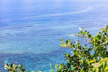青空と海が広がる宮古島 比嘉ロードパークの昼の風景