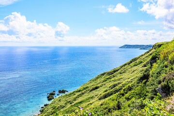 青空と海が広がる宮古島 比嘉ロードパークの昼の風景
