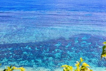 青空と海が広がる宮古島 比嘉ロードパークの昼の風景