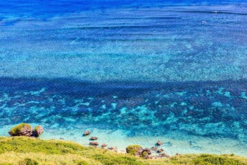 青空と海が広がる宮古島 比嘉ロードパークの昼の風景