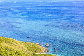 青空と海が広がる宮古島 比嘉ロードパークの昼の風景