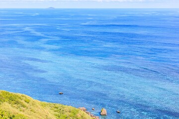 青空と海が広がる宮古島 比嘉ロードパークの昼の風景