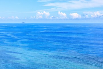 青空と海が広がる宮古島 比嘉ロードパークの昼の風景