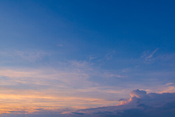 暗い夕空