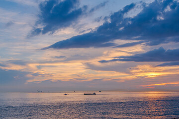 激しい夕空と海