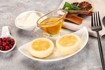 Roasted cheesecakes - Syrniki with honey