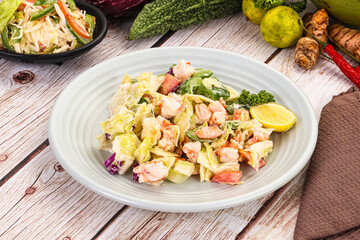 Salad with prawn and vegetables