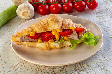 Croissant with tuna, tomato and salad